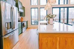 Geladeira, micro-ondas, fogão, cooktop