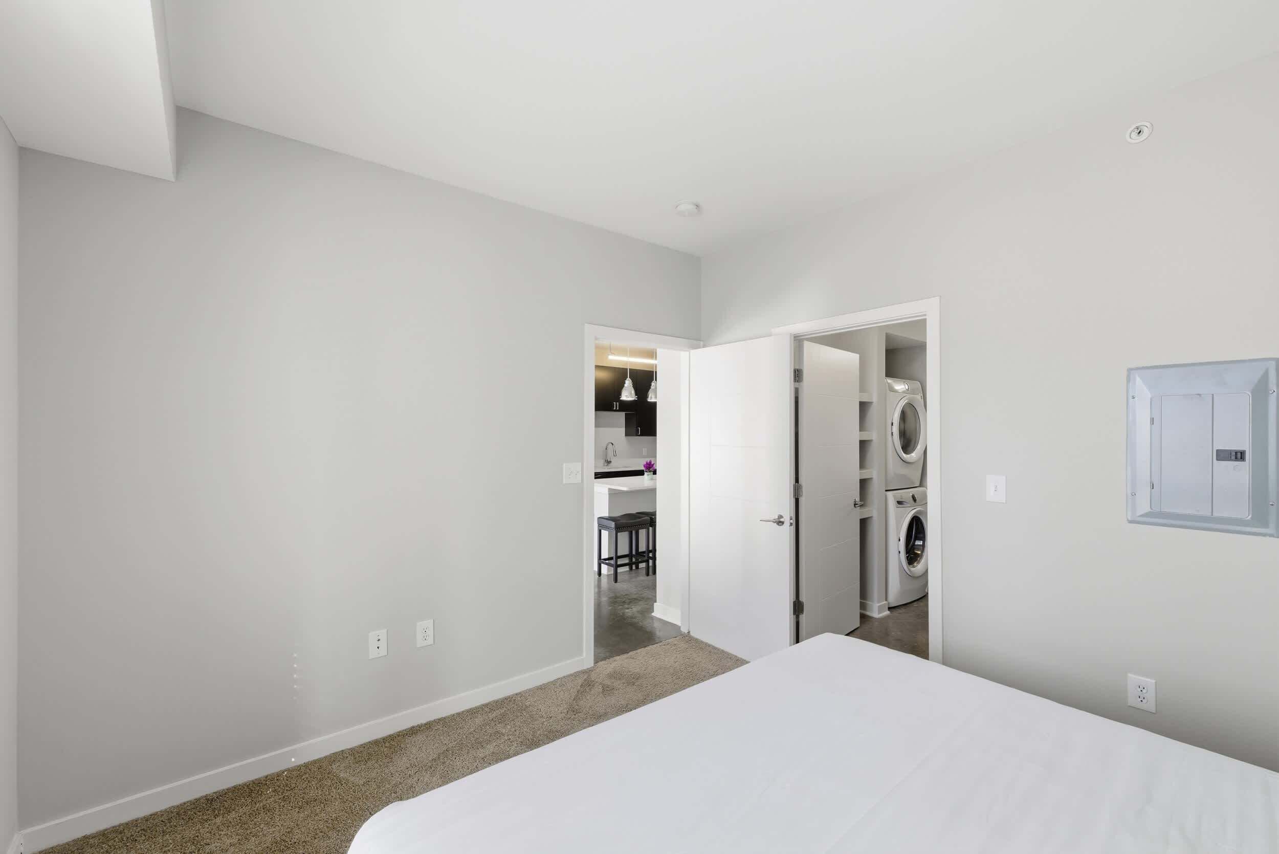 Tabla de planchar con plancha, wifi y ropa de cama 