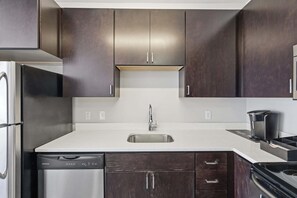 Refrigerador, microondas, horno y parrilla de estufa 