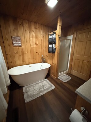 Douche, serviettes fournies, savon, papier toilette