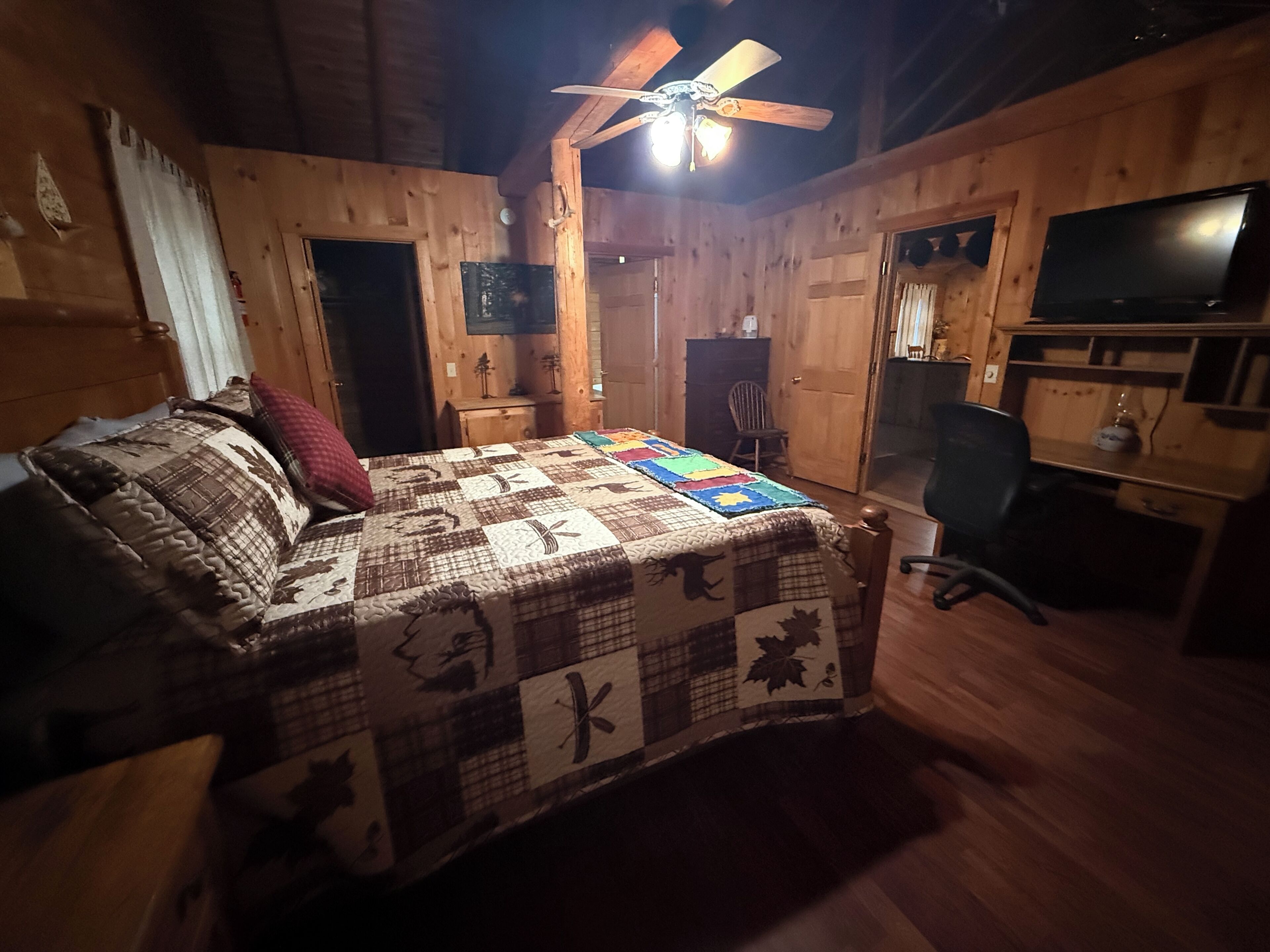3 bedrooms, desk, WiFi, bed sheets