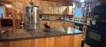 Cozy 3-bedroom rustic lodge in Island Falls perfect for your getaway