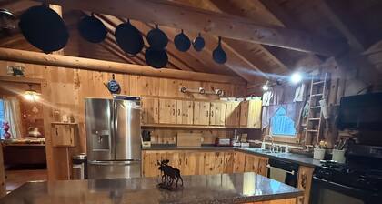 Cozy 3-bedroom rustic lodge in Island Falls perfect for your getaway