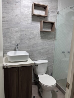 Shower, towels, soap, toilet paper - Modern Apartment in Lima - Chorrillos (Chorrillos)