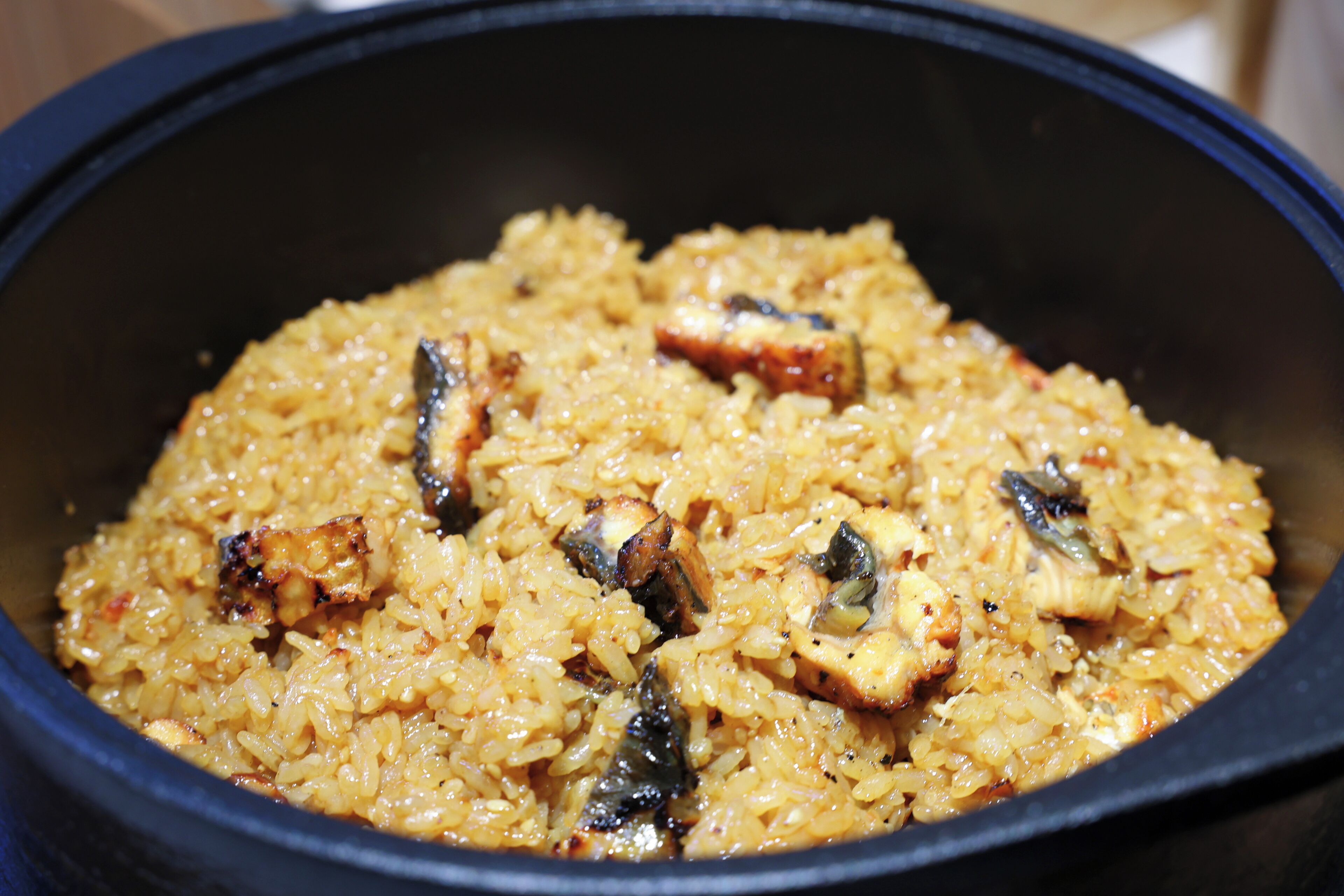 Primer plano de un plato de arroz y trozos de carne.