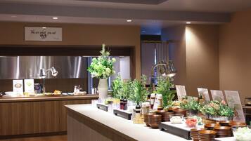 بوفيه فطور يوميًا بتكلفة قدرها (2500 JPY للشخص)