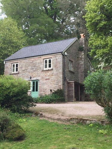 Cosy Wye Valley cottage within ancient woods at Penallt, 5 miles to Monmouth.
