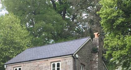 Cosy Wye Valley cottage within ancient woods at Penallt, 5 miles to Monmouth.