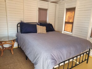 3 bedrooms, WiFi, bed sheets - Quiet beach house with bonus guest house 1 exit from Parlee Beach (Beaubassin East)