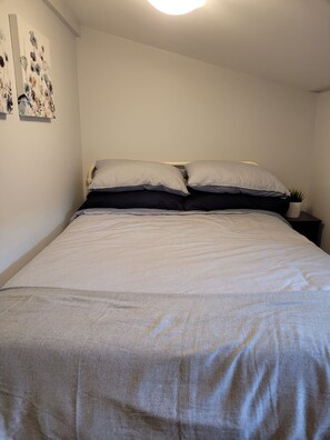 3 bedrooms, WiFi, bed sheets - Quiet beach house with bonus guest house 1 exit from Parlee Beach (Beaubassin East)