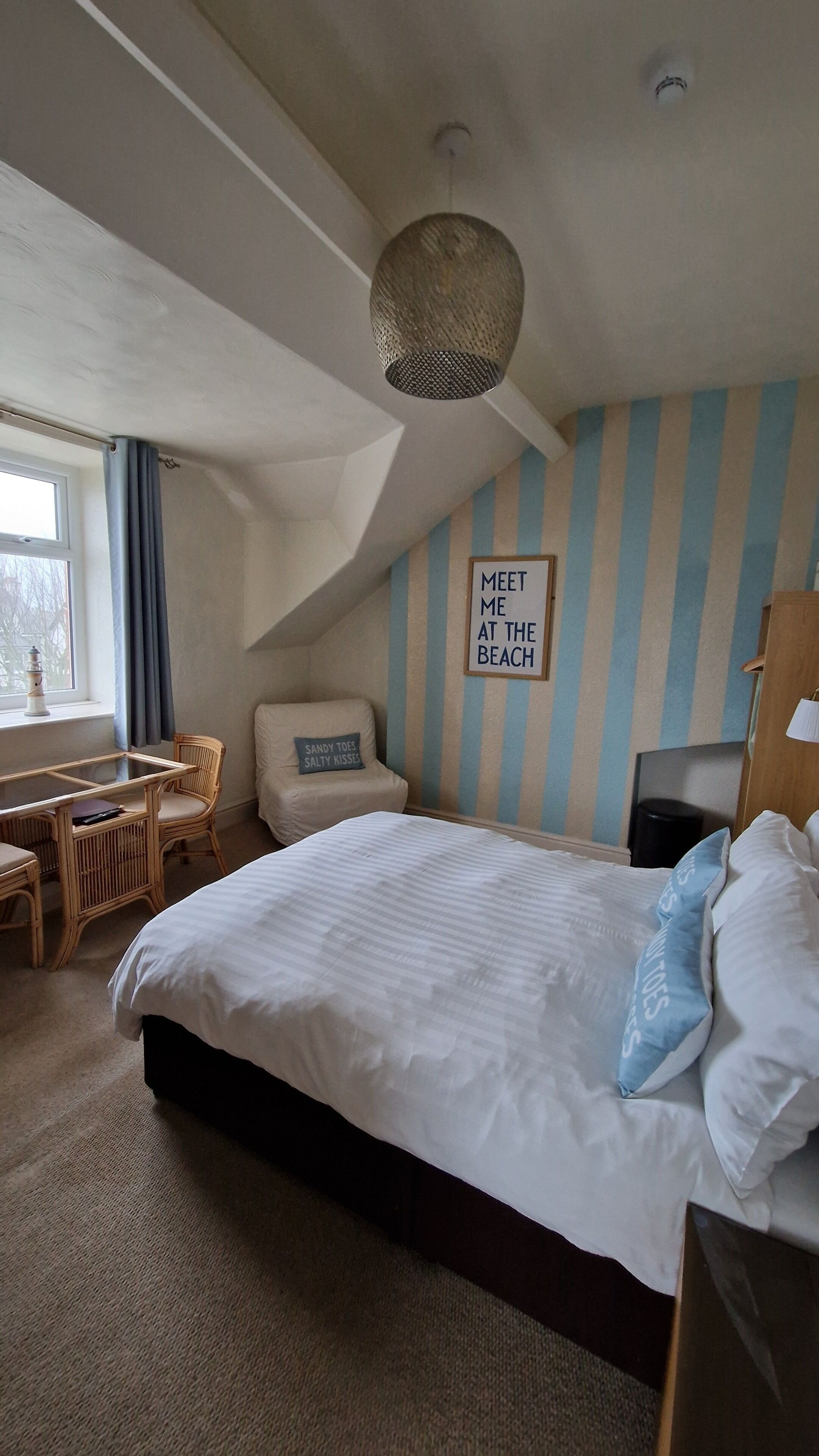 Cortinas blackout, tabla de planchar con plancha y wifi gratis 