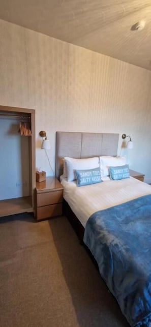 Standard Single Room | Blackout drapes, iron/ironing board, free WiFi