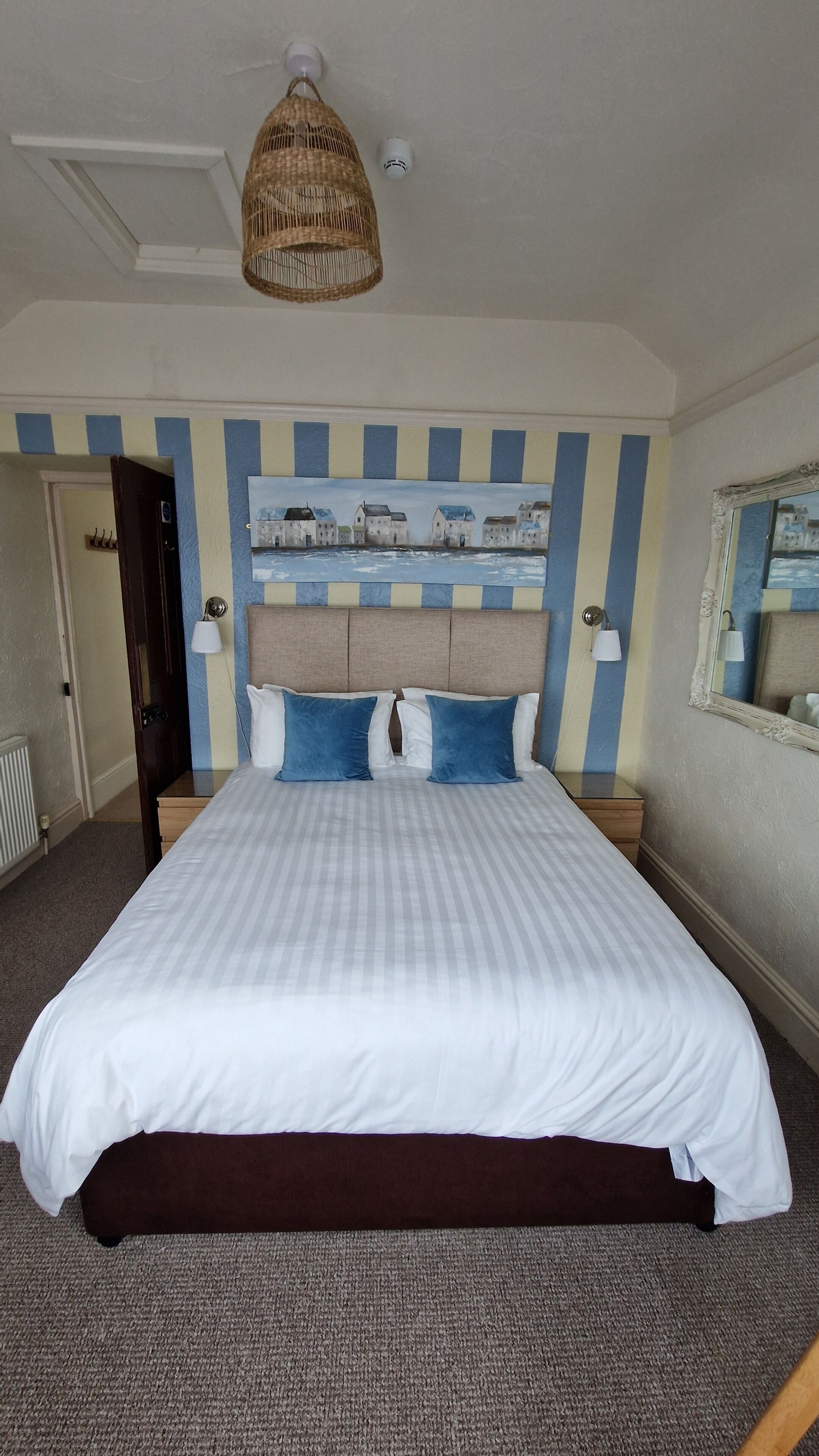 Cortinas blackout, tabla de planchar con plancha y wifi gratis 