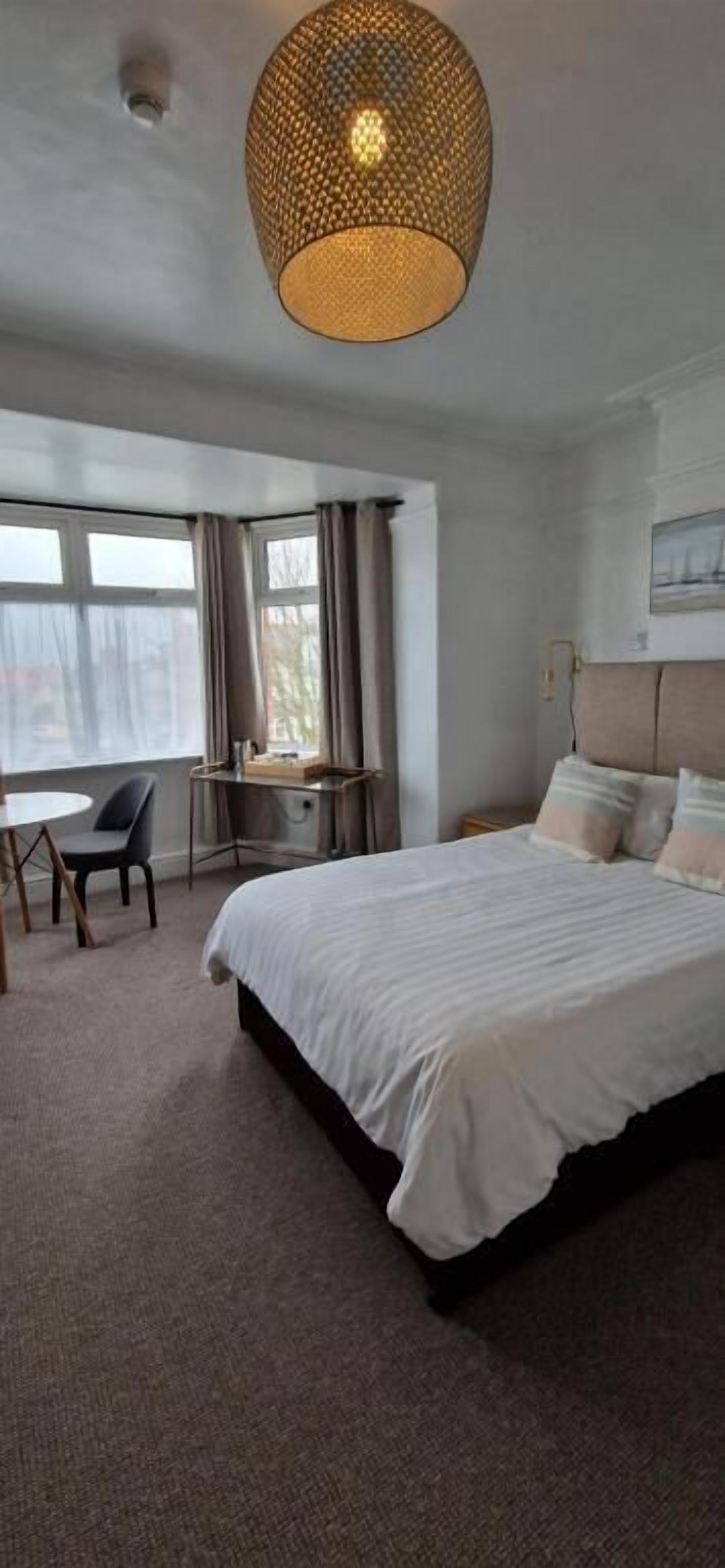 Cortinas blackout, tabla de planchar con plancha y wifi gratis 