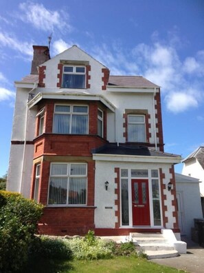 Exterior - Black Sheep Lodge (Holyhead)