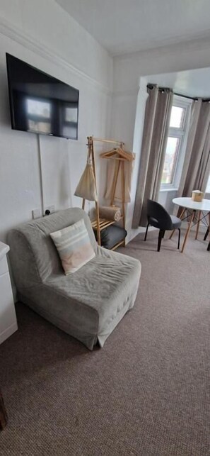 Standard Double Room, Sea View | Living area - Black Sheep Lodge (Holyhead)