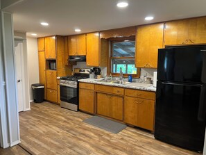 Refrigerador, microondas, horno y parrilla de estufa 