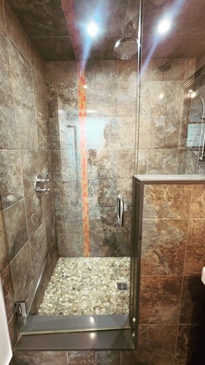 Chuveiro, secador de cabelo, bidê, toalhas de banho