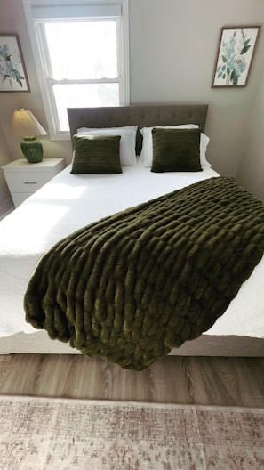 4 bedrooms, iron/ironing board, WiFi, bed sheets