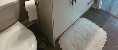 Dusche, Haartrockner, Bidet, Handtücher