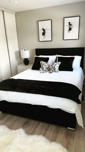 Modern  4Bdrm 3 Bath Family Home in quiet area in Meadowvale with kids play room