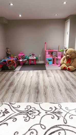 Children’s area - Modern  4Bdrm 3 Bath Family Home in quiet area in Meadowvale with kids play room (Mississauga)