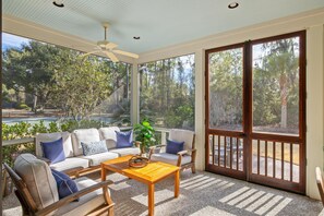 Smart TV, fireplace - Charming Pet-Friendly Cottage, great location near Wilson Lawn & Racquet Club (Bluffton)