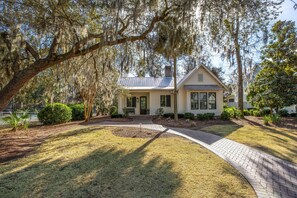 Exterior - Charming Pet-Friendly Cottage, great location near Wilson Lawn & Racquet Club (Bluffton)