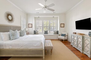 Desk, iron/ironing board, free WiFi, bed sheets - Charming Pet-Friendly Cottage, great location near Wilson Lawn & Racquet Club (Bluffton)