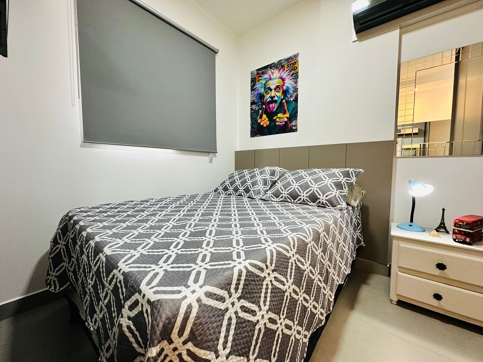 Tabla de planchar con plancha, wifi y ropa de cama 