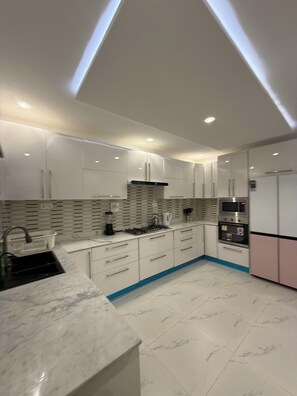 Micro-ondes, four, plaque de cuisson