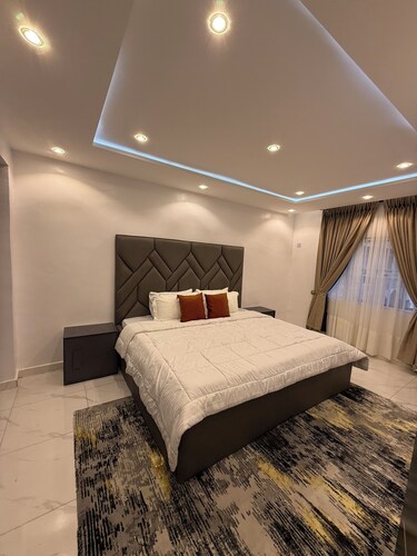 4-bedroom house in enchanting Victoria Island with AC