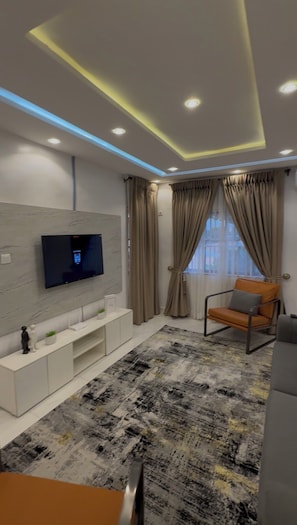 TV - 4-bedroom house in enchanting Victoria Island with AC (Victoria Island)