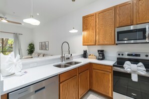 Private kitchen - Poolside Near Disney 1st Floor *no resort fees* (Davenport)