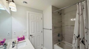 Secador de pelo, toallas, jabón, shampoo