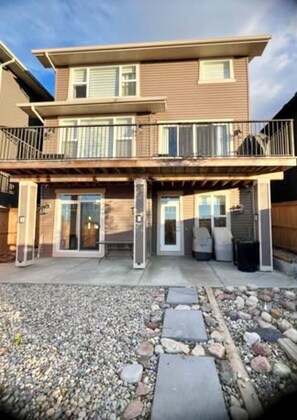 Exterior - Spacious 2BR 2BA Retreat | Walkout Suite (Calgary)