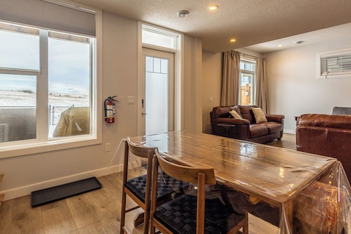 Modern 2BR•2BA Guest  Suite in Crestmont SW