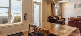 Modern 2BR•2BA Guest  Suite in Crestmont SW