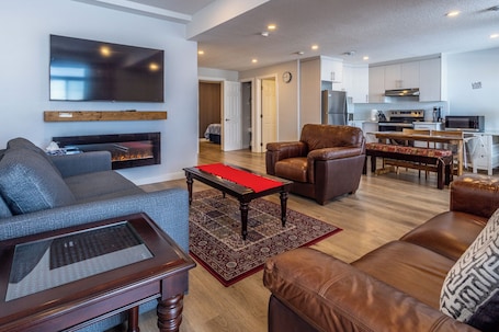 スマートテレビ、暖炉. Modern 2BR•2BA Walkout Basement Suite
Crestmont SW