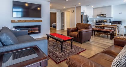 Modern 2BR•2BA Walkout Basement Suite
Crestmont SW