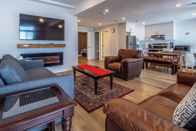 Modern 2BR•2BA Walkout Basement Suite
Crestmont SW