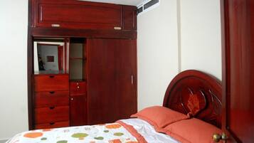 Bureau, espace de travail pour ordinateur portable, Wi-Fi gratuit