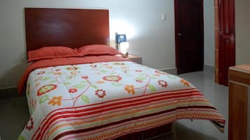 Kamar Basic | Meja kerja, ruang kerja ramah laptop, dan Wi-Fi gratis