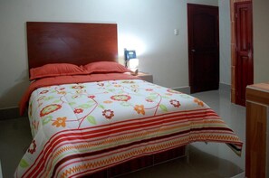 Escritorio, espacio para trabajar con laptop y wifi gratis 