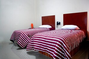 Escritorio, espacio para trabajar con laptop y wifi gratis 