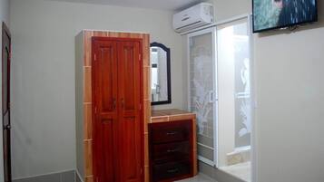 Bureau, espace de travail pour ordinateur portable, Wi-Fi gratuit