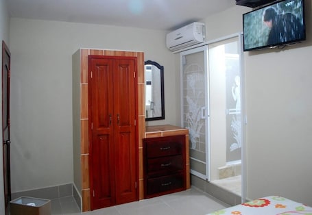 Desk, laptop workspace, free WiFi. Habitaciones Sky