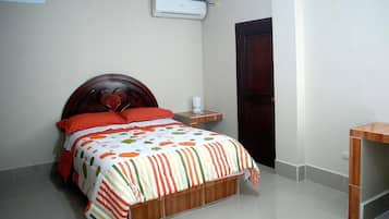 Meja kerja, ruang kerja ramah laptop, dan Wi-Fi gratis