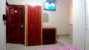 Bureau, espace de travail pour ordinateur portable, Wi-Fi gratuit