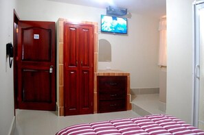 Een bureau, een laptopwerkplek, gratis wifi